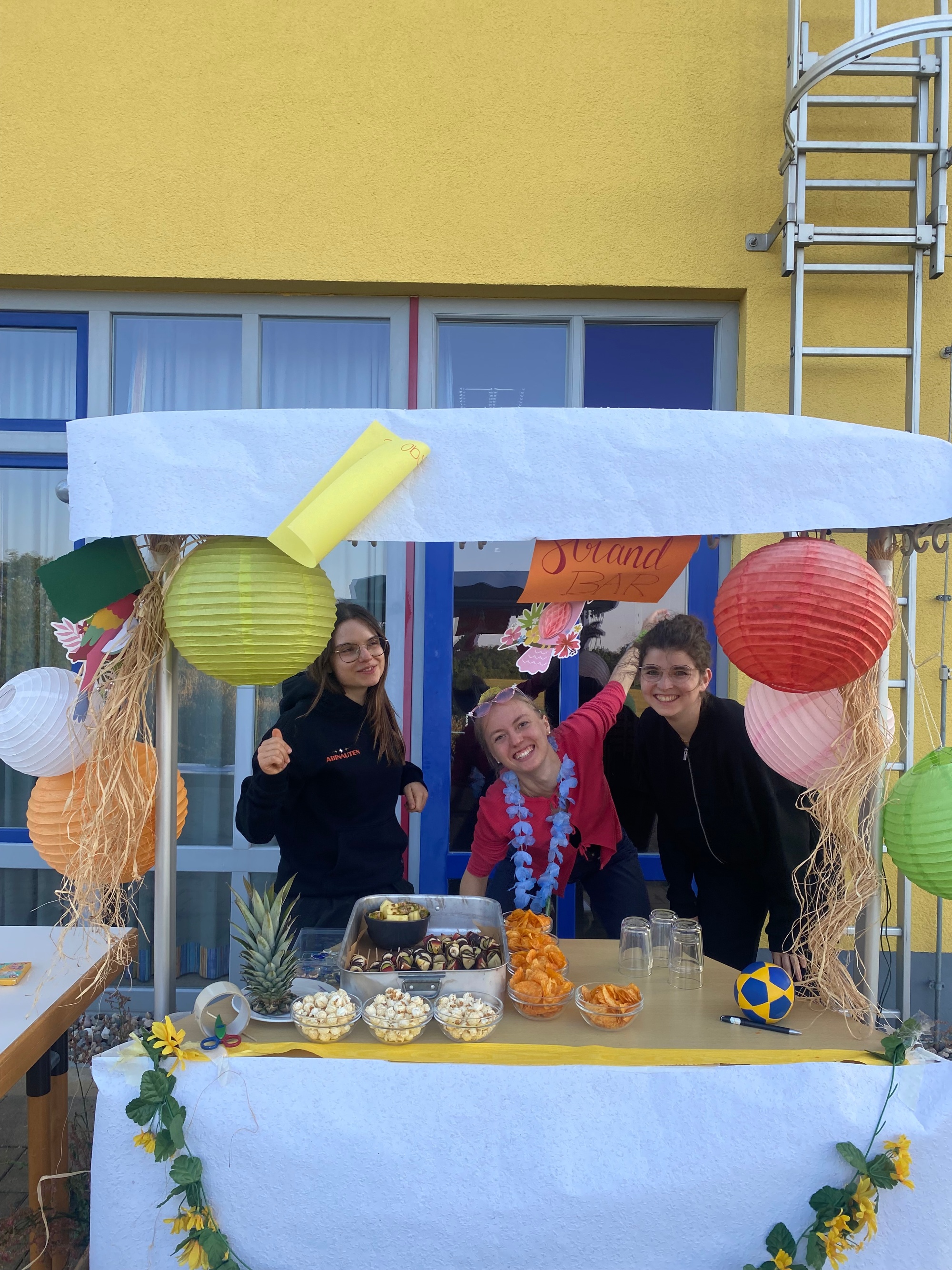die Strandbar mit Süßigkeiten und Getränken