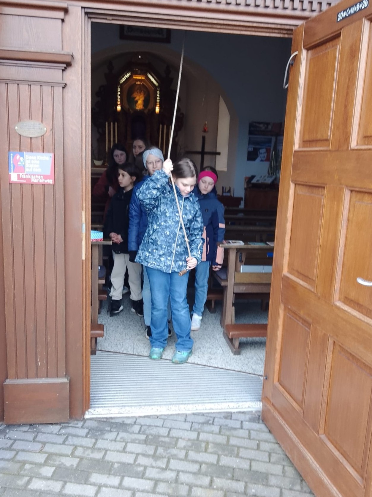 110426 Kinder freuen sich übers Osterläuten F Sr. M. C.