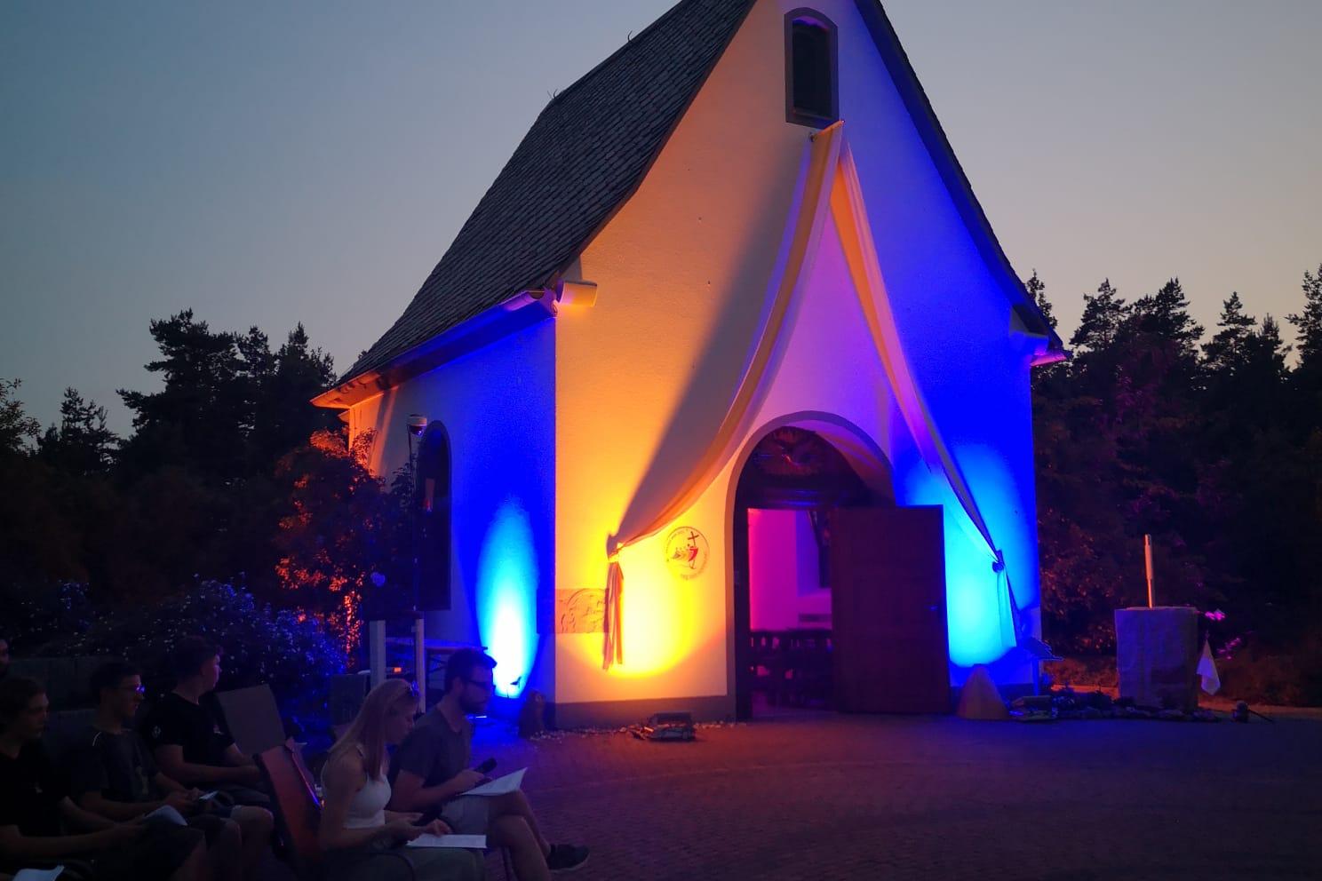 Vigil Heiligtum der Verbundenheit und rechts der neue Brunnen