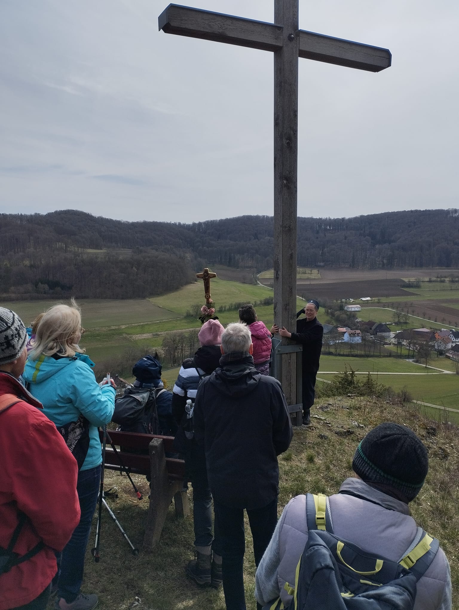 Kreuzumarmen als Kreuzverehrung