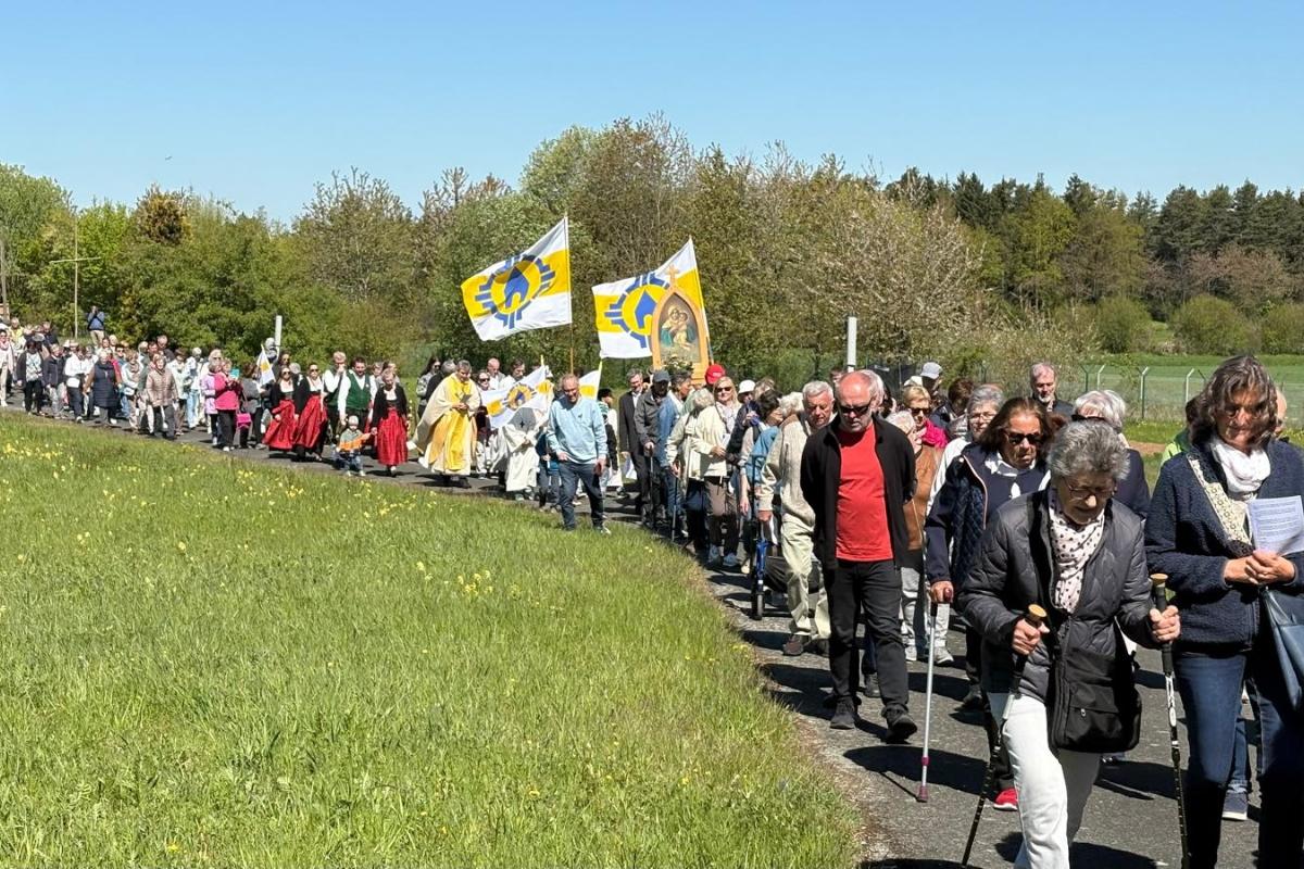 Prozession mit der Kelbachtaler Blasmusik Prächting F Jens Heiko S.