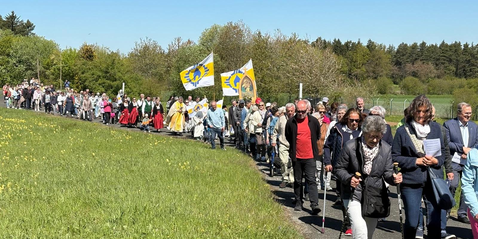 Prozession mit der Kelbachtaler Blasmusik Prächting F Jens Heiko S.